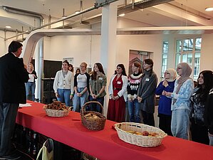 Preisverleihung bei MINT-Quiz durch Dynamikum-Geschäftsführer Rolf Schlicher mit Siegerteam GAK girls Preisverleihung bei MINT-Quiz durch Dynamikum-Geschäftsführer Rolf Schlicher mit Siegerteam GAK girls