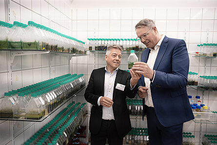 Michael Lakatos erklärt dem Ministerpräsidenten die Vielfalt der weltweit einzigartigen Algensammlung. Michael Lakatos erklärt dem Ministerpräsidenten die Vielfalt der weltweit einzigartigen Algensammlung.