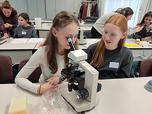 Workshop "Wer gärt denn da?“ - Einblicke in die Welt der Weinmikroorganismen u.a. mit einem Smartphone-Mikroskop, Prof. Dr. Maren Scharfenberger-Schmeer von der Hochschule Kaiserslautern Workshop "Wer gärt denn da?“ - Einblicke in die Welt der Weinmikroorganismen u.a. mit einem Smartphone-Mikroskop, Prof. Dr. Maren Scharfenberger-Schmeer von der Hochschule Kaiserslautern