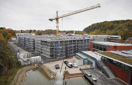 Der Rohbau des Laborgebäudes am Hochschul-Campus Kammgarn in Kaiserslautern in der Totale (Foto: Reiner Voß / view / LBB)