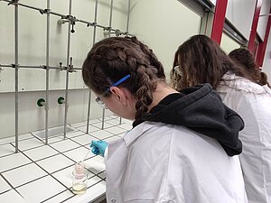 Workshop "Erkenne das Unbekannte - Experimente zur Chemie von Stoffen" mit Louisa Welsch, Mervan Gün, Lars Henrich, Daniel Mandery und Lukas Sauer von der Hochschule Kaiserslautern Workshop "Erkenne das Unbekannte - Experimente zur Chemie von Stoffen" mit Louisa Welsch, Mervan Gün, Lars Henrich, Daniel Mandery und Lukas Sauer von der Hochschule Kaiserslautern