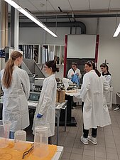Workshop "Färben von Textilien" mit Prof. Dr. Luisa Medina, Halyna Brämer, Juliane Weber von der Hochschule Kaiserslautern Workshop "Färben von Textilien" mit Prof. Dr. Luisa Medina, Halyna Brämer, Juliane Weber von der Hochschule Kaiserslautern