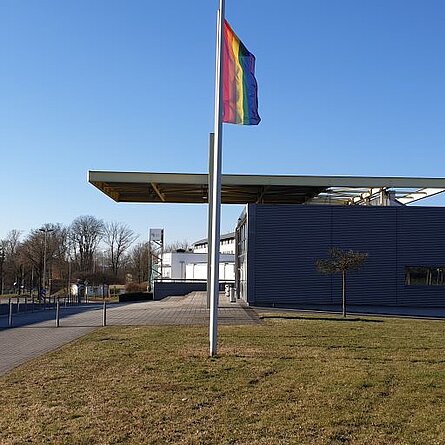 gehisste Pride Flagge neben dem Audimax am Campus Zweibrücken