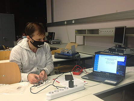 Dmitry Bensch beim Testen des sensorbasierten Messgeräts zur Unterstützung der Rehabilitation im Rahmen der Ingenieurwissenschaftlichen abschlussorientierten Qualifizierung (IAQ) an der Hochschule Kaiserslautern.