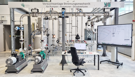 Versuchsanlage für Pumpen, Druckverluste und Armaturen mit Großbildschirm und Computerarbeitsplatz