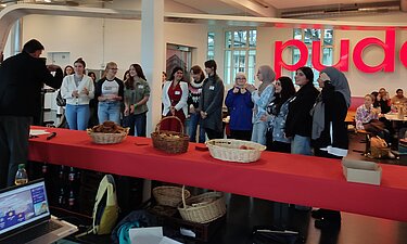 Preisverleihung bei MINT-Quiz mit Siegerteam GAK girls Preisverleihung bei MINT-Quiz mit Siegerteam GAK girls