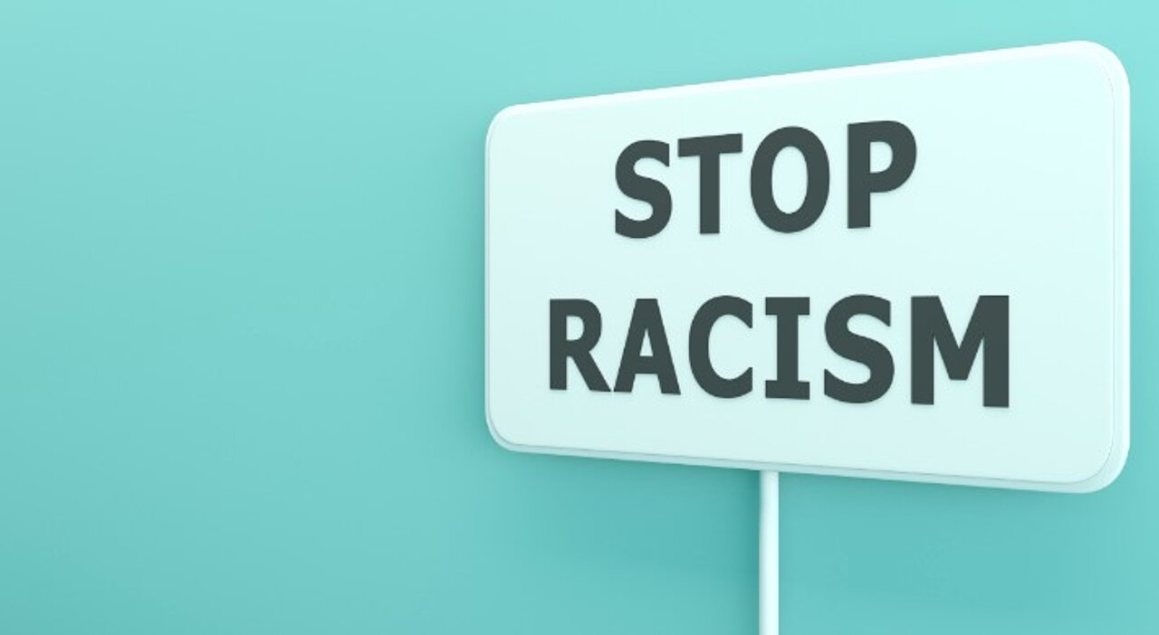 Schild mit der Aufschrift Stop Racism