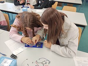 Workshop "Gewässeranalyse mit desklab" mit studentischen Mentorinnen des Ada-Lovelace-Projekts der RPTU Workshop "Gewässeranalyse mit desklab" mit studentischen Mentorinnen des Ada-Lovelace-Projekts der RPTU