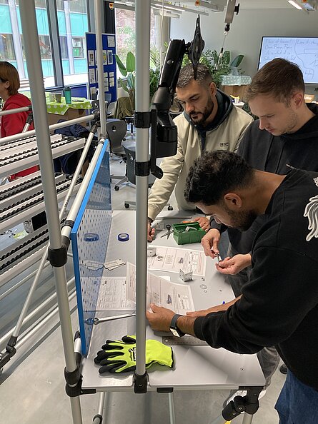 Studierende an einem Baugruppenmontagearbeitsplatz