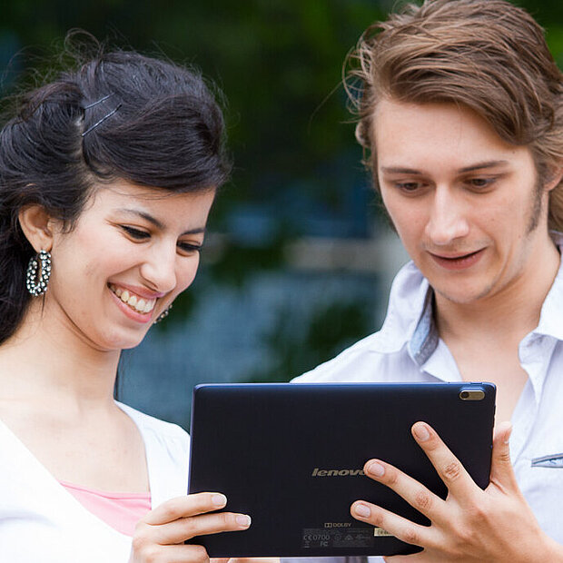 Studenten mit Tablet