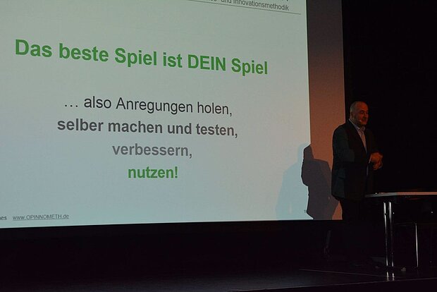 Redner vor Präsentationsprojektionsleinwand