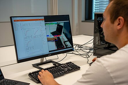 Computerbediener vor Bildschirm arbeitet mit Bildverarbeitungssoftware