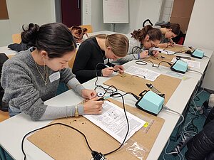 Workshop "Wer sagt die Wahrheit? Wir bauen einen Lügendetektor" mit studentischen Botschafterinnen der Hochschule Kaiserslautern Workshop "Wer sagt die Wahrheit? Wir bauen einen Lügendetektor" mit studentischen Botschafterinnen der Hochschule Kaiserslautern