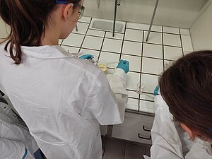 Workshop "Erkenne das Unbekannte - Experimente zur Chemie von Stoffen" mit Louisa Welsch, Mervan Gün, Lars Henrich, Daniel Mandery und Lukas Sauer von der Hochschule Kaiserslautern Workshop "Erkenne das Unbekannte - Experimente zur Chemie von Stoffen" mit Louisa Welsch, Mervan Gün, Lars Henrich, Daniel Mandery und Lukas Sauer von der Hochschule Kaiserslautern