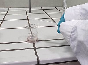 Workshop "Erkenne das Unbekannte - Experimente zur Chemie von Stoffen" mit Louisa Welsch, Mervan Gün, Lars Henrich, Daniel Mandery und Lukas Sauer von der Hochschule Kaiserslautern Workshop "Erkenne das Unbekannte - Experimente zur Chemie von Stoffen" mit Louisa Welsch, Mervan Gün, Lars Henrich, Daniel Mandery und Lukas Sauer von der Hochschule Kaiserslautern