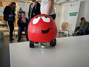 Schüler oder Student - wer kann besser einen Roboter programmieren? Wir werden es sehen - am 15. Juni bei der BOT Challenge (https://www.facebook.com/aksmartmachines/)