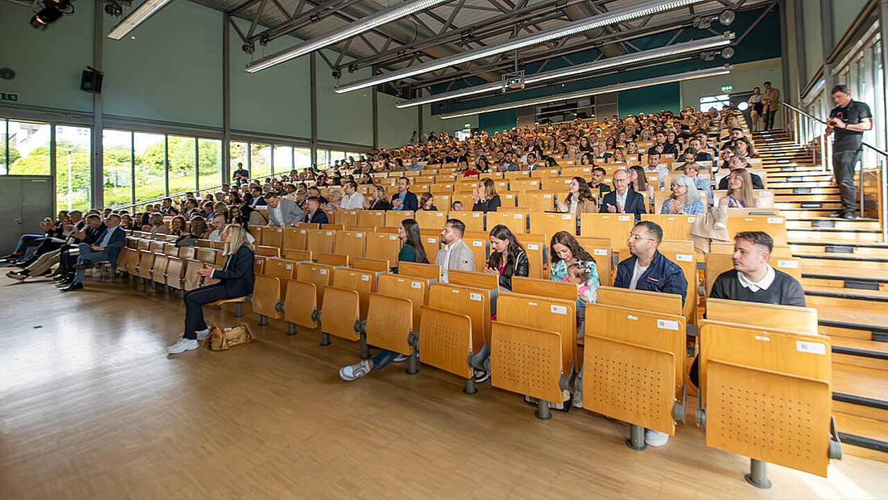 Gäste bei der Absolventenfeier 2025 des Fachbereichs Betriebswirtschaft - Blick aufs Publikum im Audimax