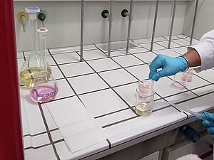 Workshop "Erkenne das Unbekannte - Experimente zur Chemie von Stoffen" mit Louisa Welsch, Mervan Gün, Lars Henrich, Daniel Mandery und Lukas Sauer von der Hochschule Kaiserslautern Workshop "Erkenne das Unbekannte - Experimente zur Chemie von Stoffen" mit Louisa Welsch, Mervan Gün, Lars Henrich, Daniel Mandery und Lukas Sauer von der Hochschule Kaiserslautern