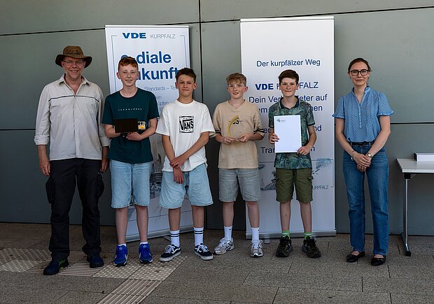 Das Sieger-Team „SunDriveSquad“ vom Pirmasenser Leibniz-Gymnasium mit Prof. Dr. Matthias Hampel (links), dem Initiator der Lautrer Solar Power Competition Das Sieger-Team „SunDriveSquad“ vom Pirmasenser Leibniz-Gymnasium mit Prof. Dr. Matthias Hampel (links), dem Initiator der Lautrer Solar Power Competition