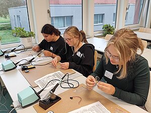 Workshop "Wer sagt die Wahrheit? Wir bauen einen Lügendetektor" mit studentischen Botschafterinnen der Hochschule Kaiserslautern Workshop "Wer sagt die Wahrheit? Wir bauen einen Lügendetektor" mit studentischen Botschafterinnen der Hochschule Kaiserslautern
