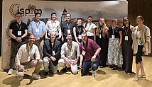 Studierendengruppe vor ISPIM26-Plakat
