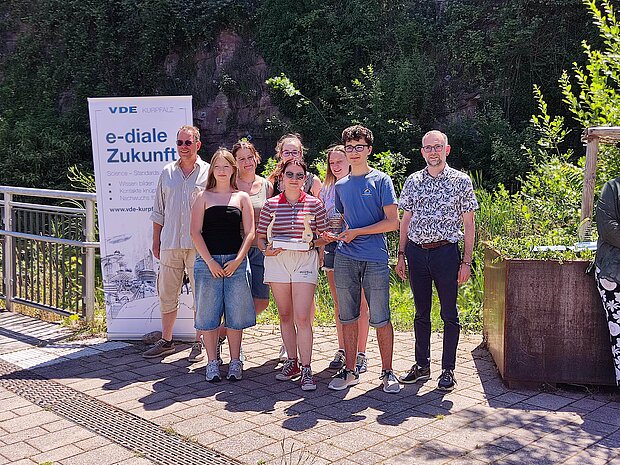 Sieg-Team „Geschwindigkeitsrennen“: „HHG Am Booten zerstört“ vom Helmholtz-Gymnasium Zweibrücken mit den betreuenden Professoren Sieg-Team „Geschwindigkeitsrennen“: „HHG Am Booten zerstört“ vom Helmholtz-Gymnasium Zweibrücken mit den betreuenden Professoren
