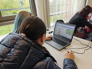 Workshop "Spielerisch Programmieren lernen mit Scratch" mit Nik Mastenbroek von der Hochschule Kaiserslautern Workshop "Spielerisch Programmieren lernen mit Scratch" mit Nik Mastenbroek von der Hochschule Kaiserslautern
