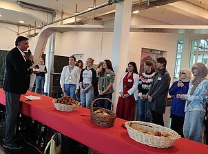Preisverleihung bei MINT-Quiz durch Dynamikum-Geschäftsführer Rolf Schlicher mit Siegerteam GAK girls Preisverleihung bei MINT-Quiz durch Dynamikum-Geschäftsführer Rolf Schlicher mit Siegerteam GAK girls