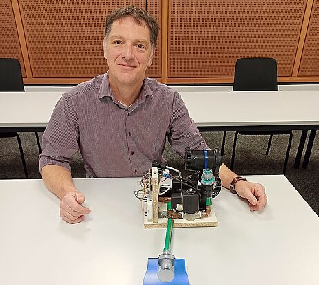 Prof. Dr.-Ing. Oliver Maier mit einem von ihm entwickelten Prototypen für ein Do-it-yourself-Beatmungsgerät